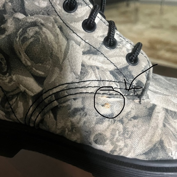 COPY - Dr Martens Beckett Skull and Rose Print Fine Canvas 8eye Boots - size 7 - Picture 9 of 13